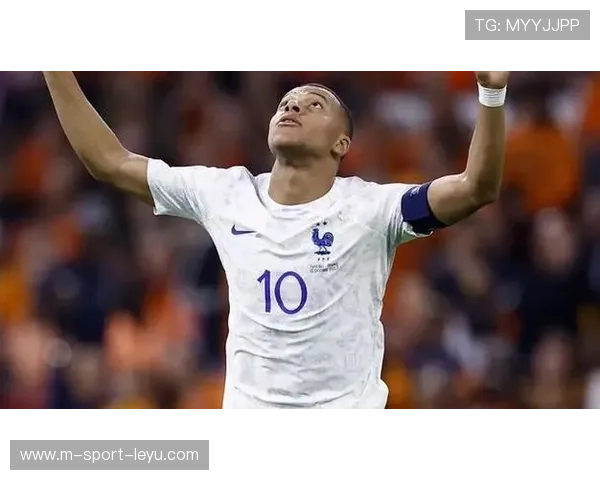 姆巴佩看到小狗的瞬间：从球场巨星到萌宠控的心动时刻