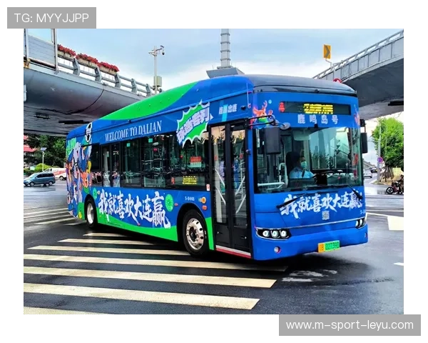 大连英博通过边线突破打开了封锁线